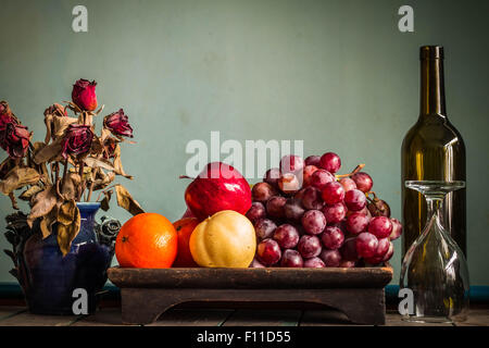 Molti frutti in un vassoio su un tavolo di legno. Foto Stock