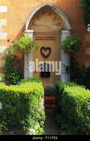 Casa della pompa, Badminton Village, Gloucestershire, Inghilterra Foto Stock