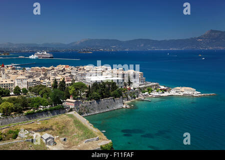 Vista dalla vecchia fortezza e al centro storico, Corfù, Corfu, Sito Patrimonio Mondiale dell'Unesco, l'isola di CORFU, ISOLE IONIE Foto Stock