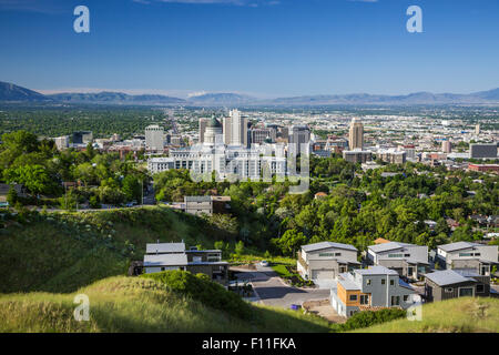 Lo skyline della città e delle montagne di Wasatch Range a Salt Lake City, Utah, Stati Uniti d'America. Foto Stock