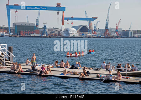 Prendere il sole su un pontile sul fiordo di Kiel, Kiel, Schleswig-Holstein, Germania Foto Stock