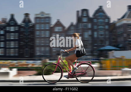 Vista offuscata del ciclista su strada di Amsterdam, Olanda Foto Stock