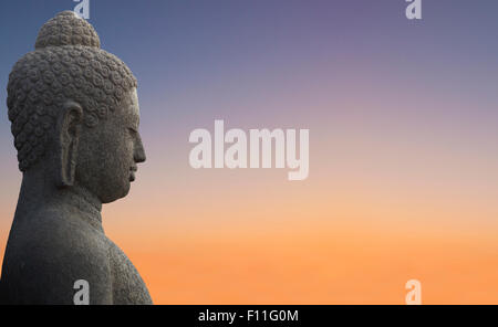 Close up della statua del Buddha sotto il cielo al tramonto Foto Stock