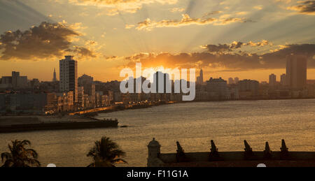 Tramonto su edifici alti in Havana cityscape, Havana, Cuba Foto Stock