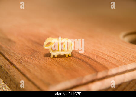 La pasta in forma di animali su una superficie in legno Foto Stock