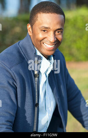 Close up uomo nero sorridente all'aperto Foto Stock