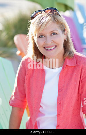 Caucasian donna sorridente all'aperto Foto Stock