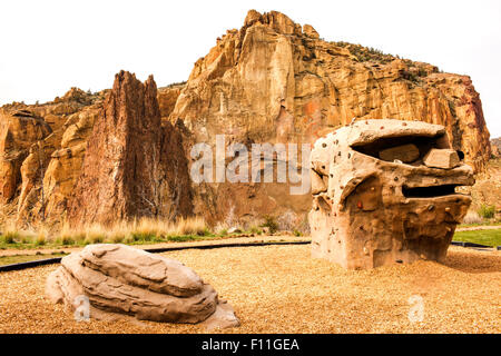 Formazioni di roccia sotto le scogliere a strapiombo, Smith Rock State Park, Oregon, Stati Uniti Foto Stock