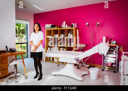 Razza mista tecnico che lavora in casa salone di bellezza Foto Stock