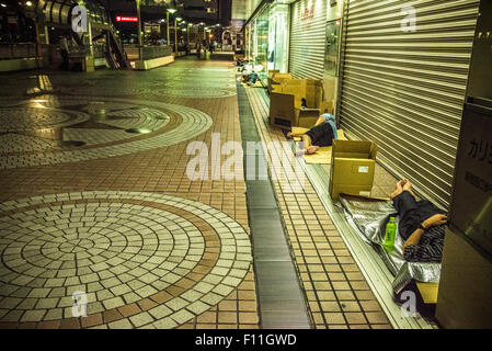 Senzatetto intorno stazione Shinjuk,Shinjuku-Ku,Tokyo Giappone Foto Stock