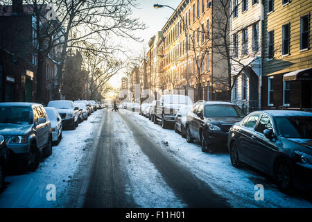 Tracce di pneumatici nella neve sulla strada di città, New York New York, Stati Uniti Foto Stock