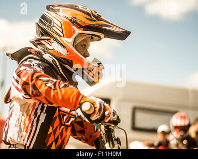 Motocross caucasica biker pronto per la gara Foto Stock