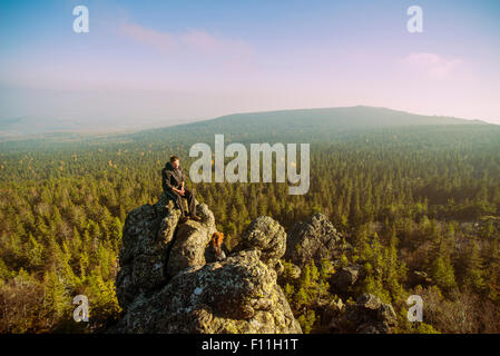 Gli escursionisti caucasica ammirando vista da remoto la formazione di roccia Foto Stock