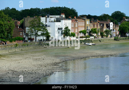 Sulla riva del fiume Tamigi, Strand-su-il-verde, Kew, London W4, Regno Unito Foto Stock