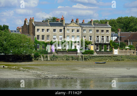 Sulla riva del fiume Tamigi, Strand-su-il-verde, Kew, London W4, Regno Unito Foto Stock