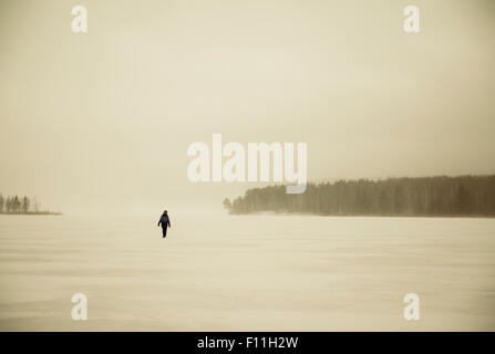 Caucasian escursionisti a piedi nella neve campo remoto Foto Stock