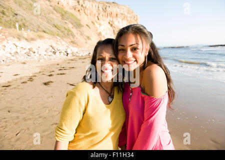 African American madre e figlia sorridente sulla spiaggia