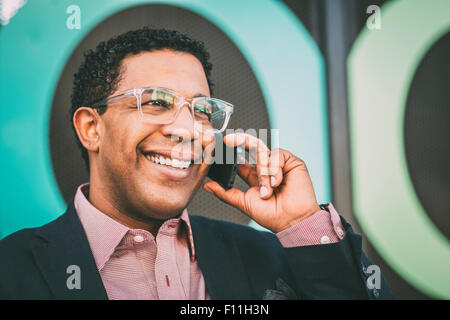 Razza mista imprenditore parlando al cellulare Foto Stock