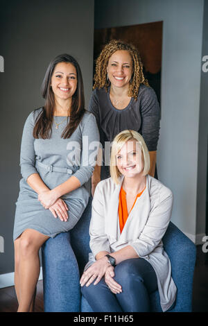 Imprenditrici sorridente in ufficio Foto Stock