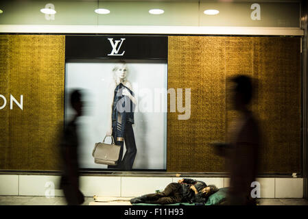 Senzatetto intorno stazione Shinjuk,Shinjuku-Ku,Tokyo Giappone Foto Stock