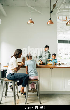 Cucina di famiglia in cucina Foto Stock