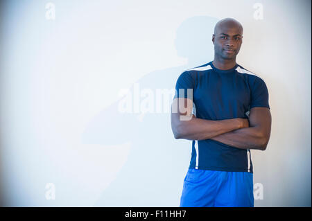 Uomo nero di indossare abbigliamento sportivo Foto Stock