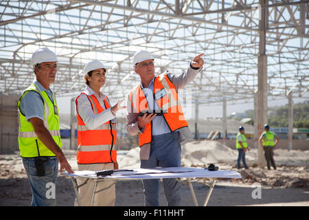 Architetti parlando al sito in costruzione Foto Stock