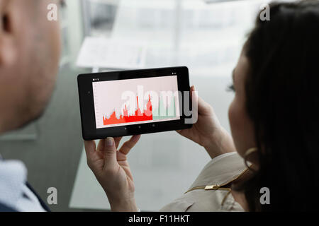 La gente di affari la visualizzazione Grafico sulla tavoletta digitale Foto Stock