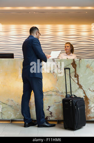 Imprenditore controllo in hotel con concierge Foto Stock