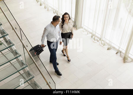 Angolo di alta vista della gente di affari valigia in hotel lobby Foto Stock