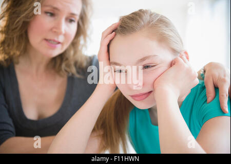 Madre caucasica confortante a piangere la figlia