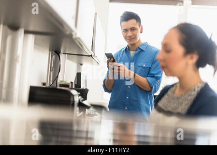 La gente di affari utilizzando la tecnologia in ufficio Foto Stock