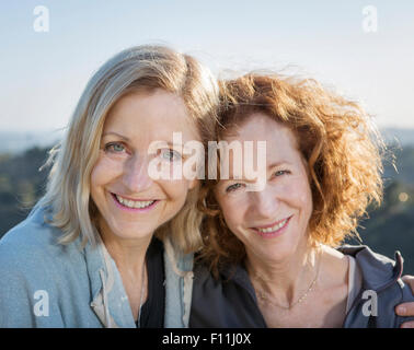 Close up di sorridere caucasica abbracciando le donne Foto Stock