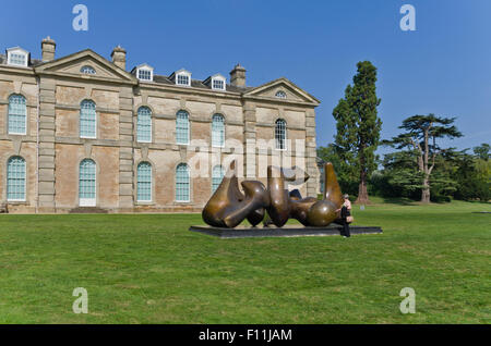 Una donna esaminando le tre pezzo scultura: vertebre di Henry Moore in motivi di Compton Verney House Foto Stock