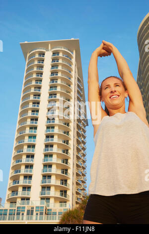 Basso angolo vista di atleta stretching in città Foto Stock