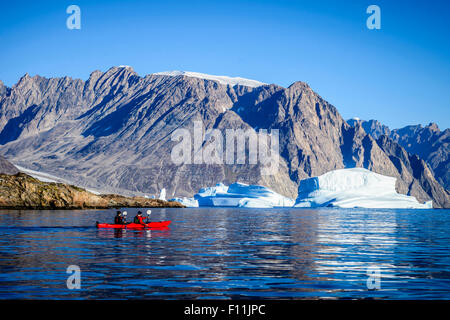 Persone paddling canoe vicino a formazioni di roccia di fiume in remoto Foto Stock