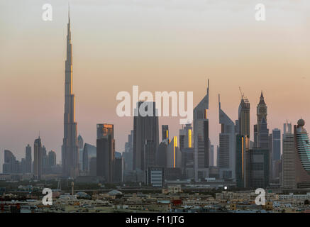 Lo skyline della citta' al tramonto, Abu Dhabi Emirato, Emirati Arabi Uniti Foto Stock