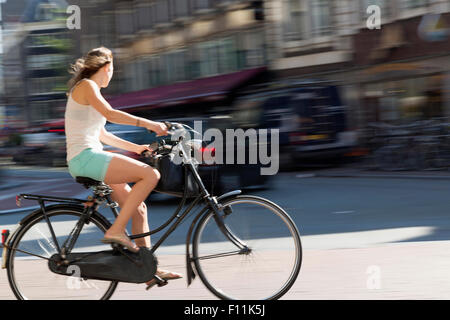 Vista offuscata del ciclista su strada di città Foto Stock