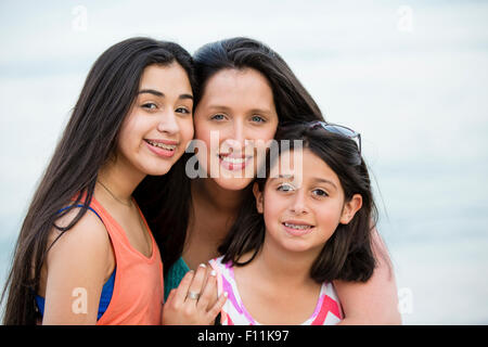 Ispanico la madre e le figlie di sorridere all'aperto Foto Stock