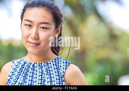 Close up della donna asiatica sorridente all'aperto Foto Stock