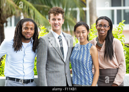 Business persone sorridenti all'aperto Foto Stock