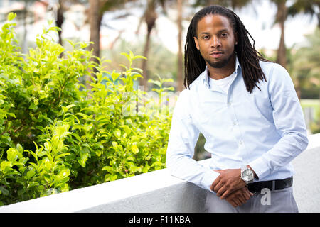 African American businessman in piedi all'aperto Foto Stock