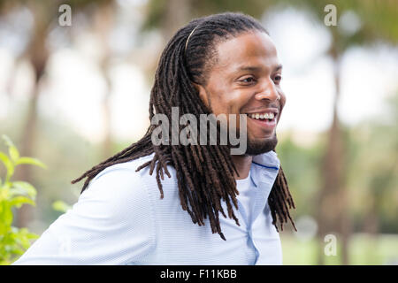 African American businessman in piedi all'aperto Foto Stock