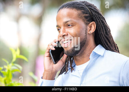 African American businessman parlando al cellulare all'aperto Foto Stock