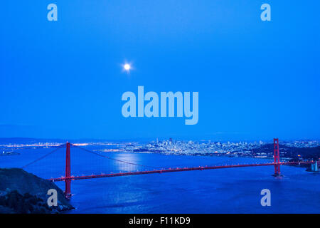 Luna nella notte cielo sopra il Golden Gate Bridge di San Francisco, California, Stati Uniti Foto Stock