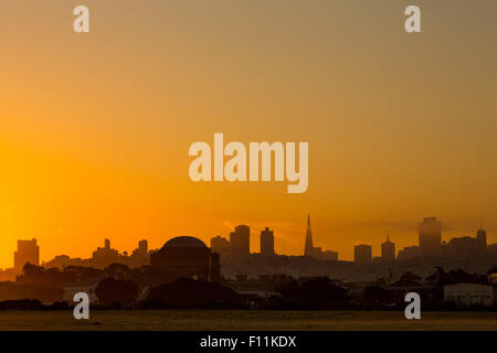 Silhouette di San Francisco skyline della città di sunrise, California, Stati Uniti Foto Stock