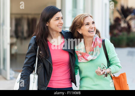 Madre e figlia passeggiate all'aperto Foto Stock