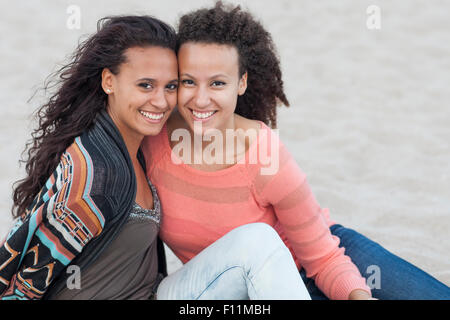 Donna sorridente costeggiata sulla spiaggia Foto Stock