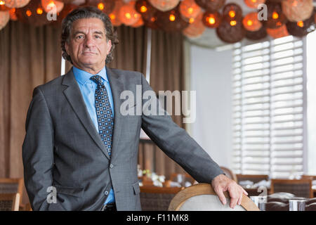 Imprenditore in piedi in sala da pranzo Foto Stock