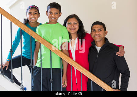 Close up della famiglia indiana sorridente su scala Foto Stock